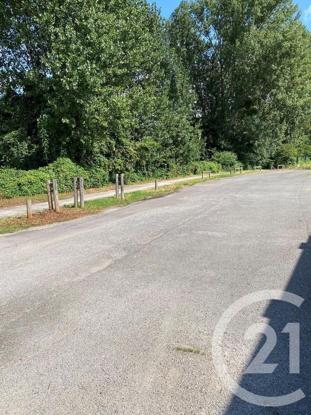 Afficher la photo en grand parking à louer - 16.0 m2 - MOYEUVRE GRANDE - 57 - LORRAINE - Century 21 Côté Est Immobilier