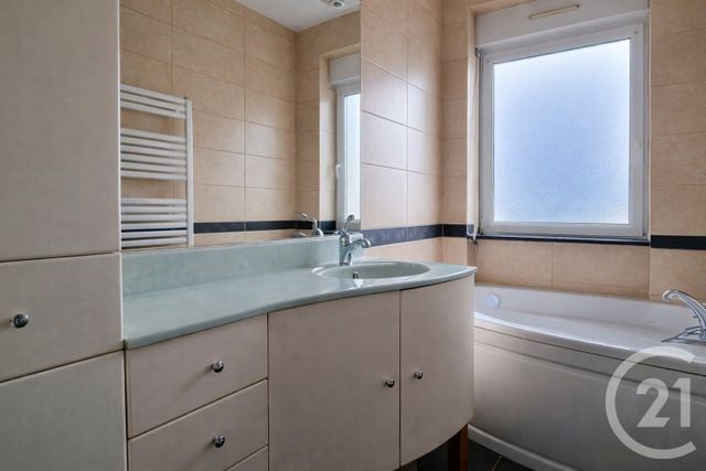 Appartement F3 à louer - 3 pièces - 82.58 m2 - MOULINS LES METZ - 57 - LORRAINE - Century 21 Côté Est Immobilier